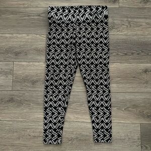 PINK Victoria’s Secret Black/Tan Aztec Glitter Logo Leggings Yoga Pants‎ Size M